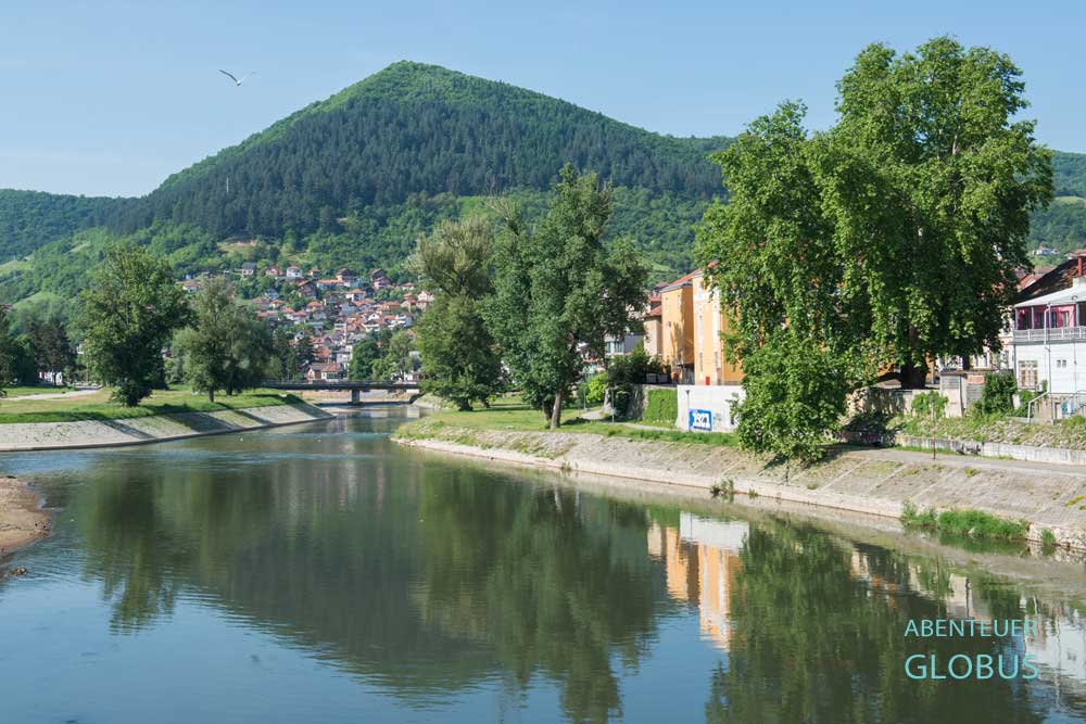 Berg Visocica, besser bekannt als Sonnenpyramide, Blick von der Brücke Betonski Most im Zentrum von Visoko