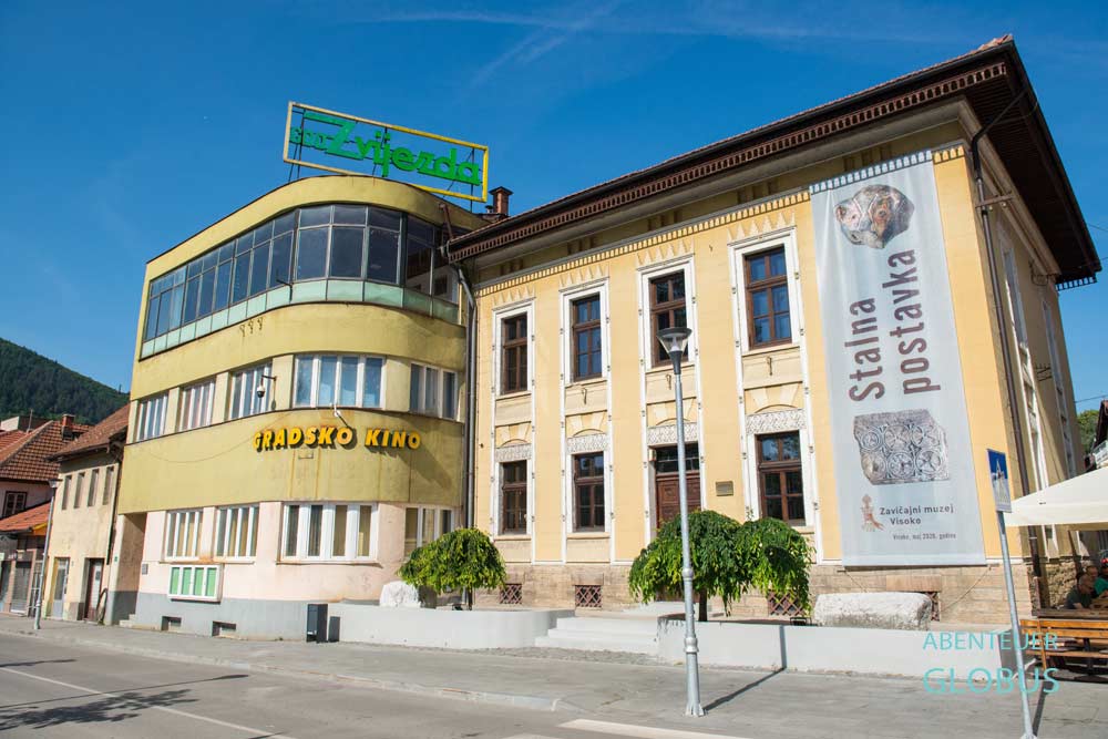 Heimatmuseum Visoko, auf Bosnisch Zavcajni Muzej neben dem geschlossenen Gradsko Kino in Visoko