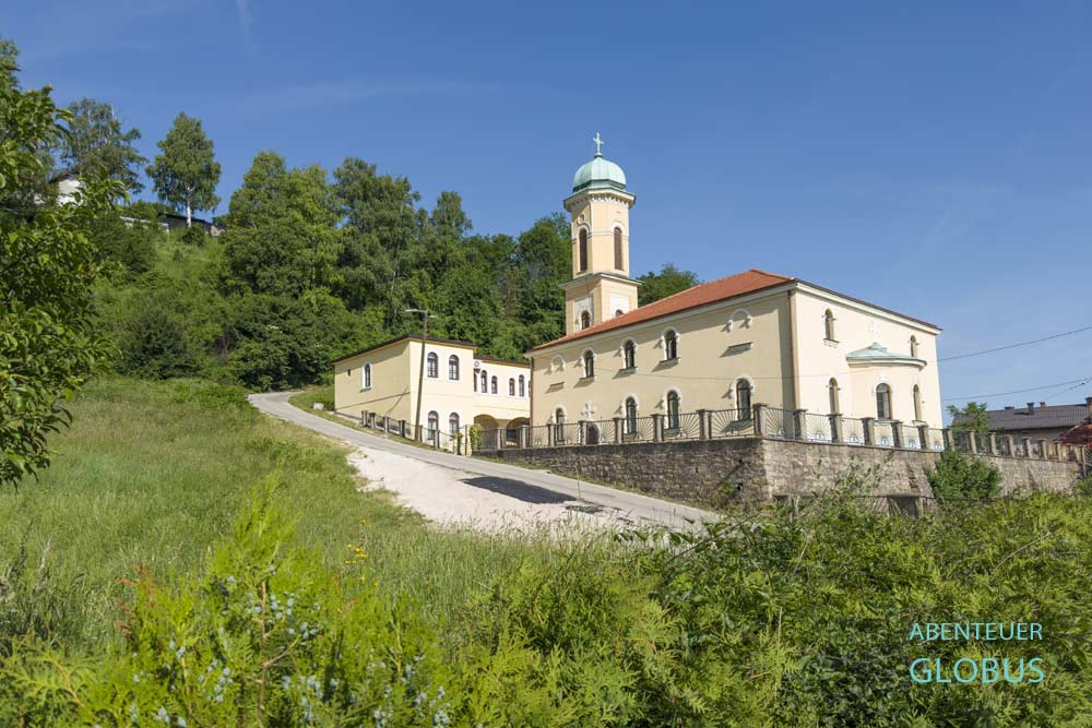Hellgelbe Kirche des Heiligen Großmärtyrers Prokopius in der Kleinstadt Visoko