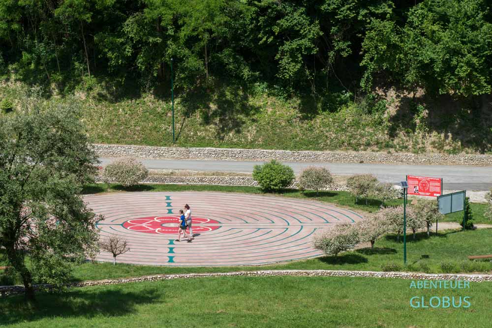 Zwei Besucher im Labyrinth der Liebe im Ravne Park 2 in Visoko
