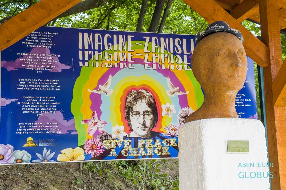 Modellierter Kopf von John Lennon unter einem Pavillon in Ravne Park 2 in Visoko