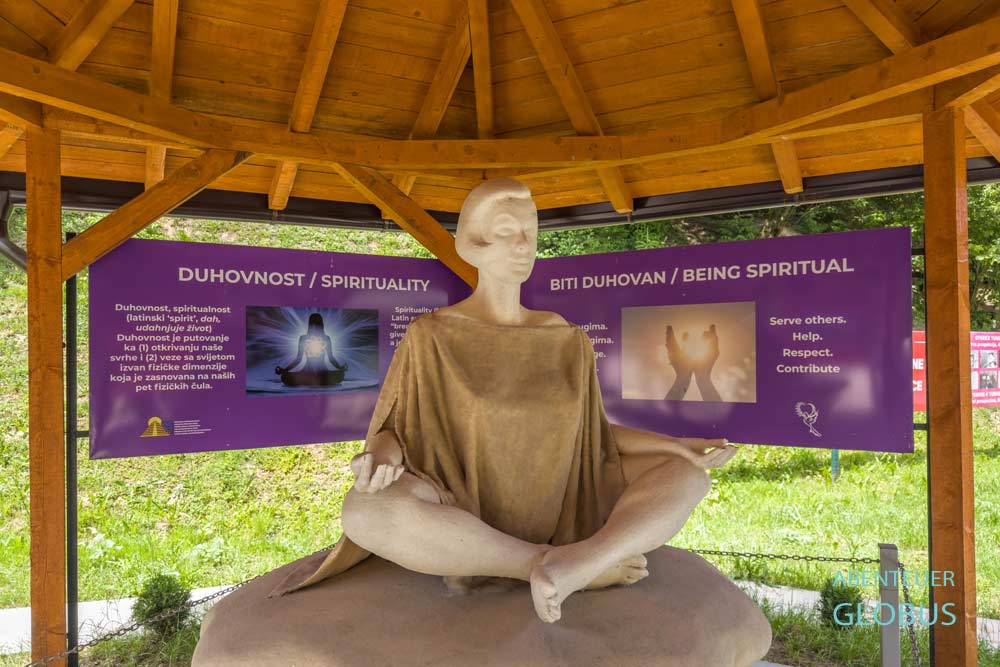 Meditierende Skulptur in einem Pavillon im Ravne Park 2 in Visoko