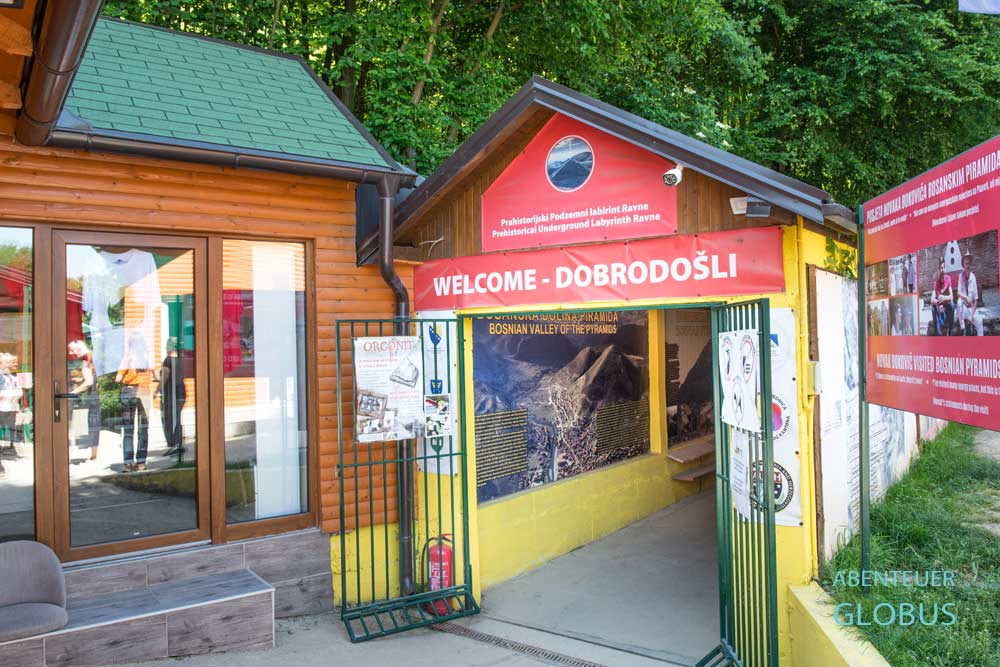 Eingang vom Ravne Tunnel 2 im Ravne Park 2 in Visoko