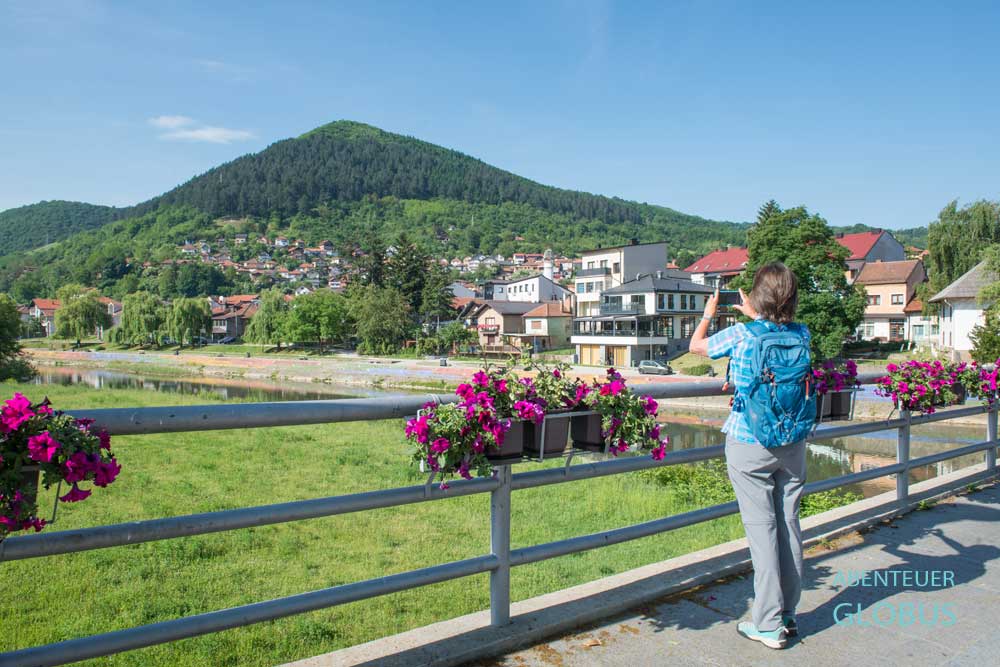 Blick von der Betonski Most auf die Sonnenpyramide in Visoko mit einer Besucherin im Vordergrund.