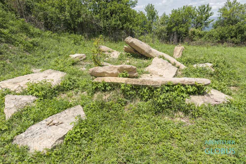Durch Ausgrabungen wurden Sandsteinplatten sichtbar, die als Verkleidung der Pyramiden in Visoko dienten.