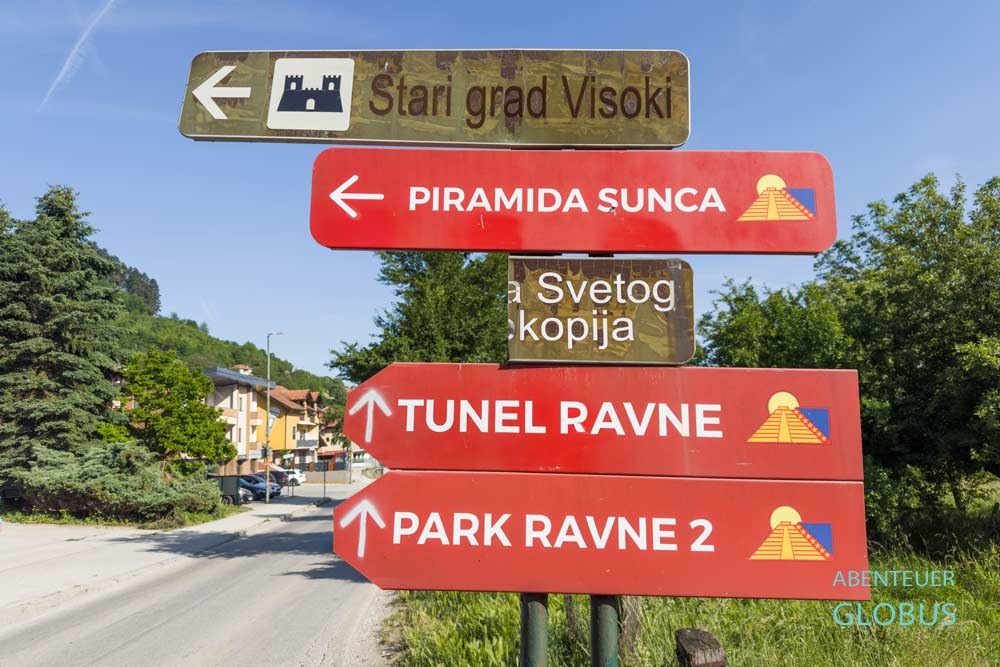 Wegweiser in Visoko zur Sonnenpyramide (Piramida Sunca), Tunnel Ravne und den Park Ravne 2