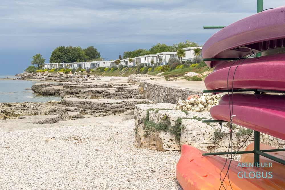 Kajaks auf einem Ständer vor Mobilheimen direkt am Meer im Aminess Planet Camping Maravea bei Novigrad in Istrien.