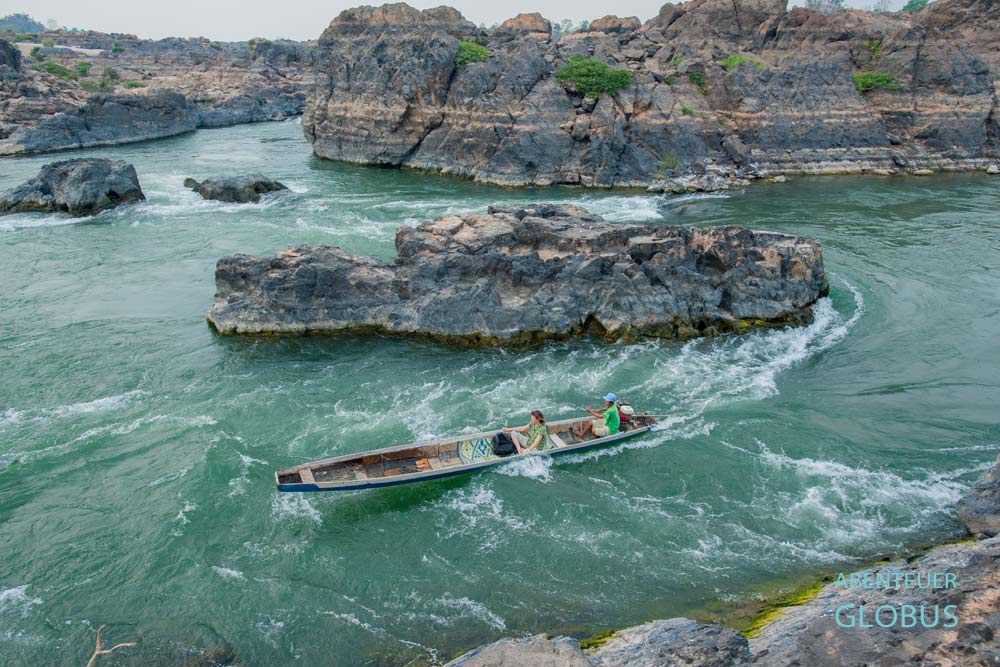 Boot zwischen Felsen in Si Phan Don (4000 Inseln) in Laos
