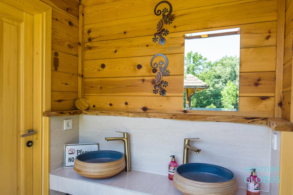 Zwei Waschbecken mit Spiegeln im Außenbereich der Sanitäranlagen vom Autocamp SAN Soul and Nature bei Sanski Most