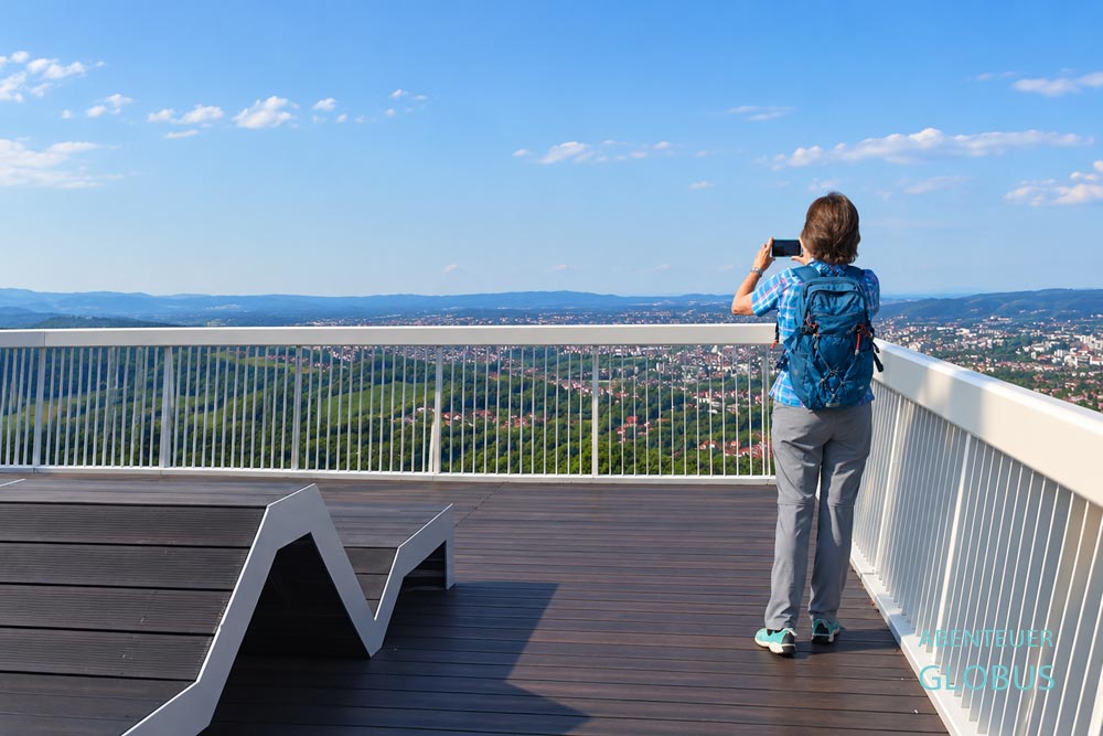 Aussichtspunkt Banj Brdo-Šehitluci mit Touristin auf der Aussichtsplattform in Banja Luka, Bosnien-Herzegowina
