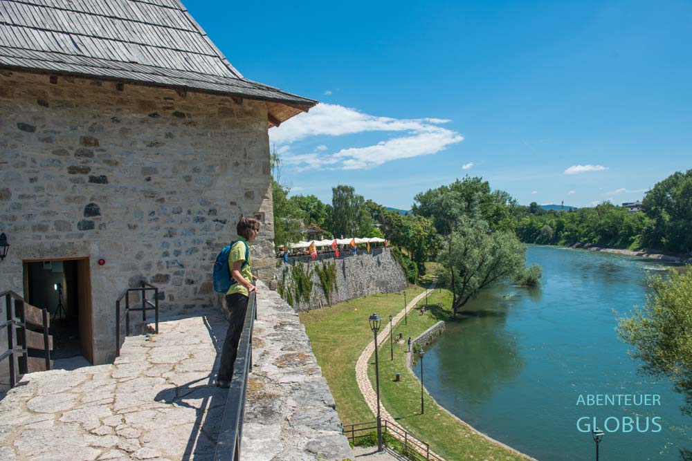 Touristin an einem Turm der Festung Kastel am Fluss Vrbas in Banja Luka