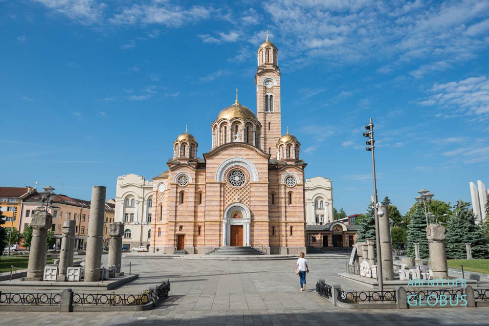 Christ-Erlöser-Kathedrale und Überreste der alten Kirche auf dem Platz Trg Srpskih Vladara in Banja Luka, Bosnien und Herzegowina