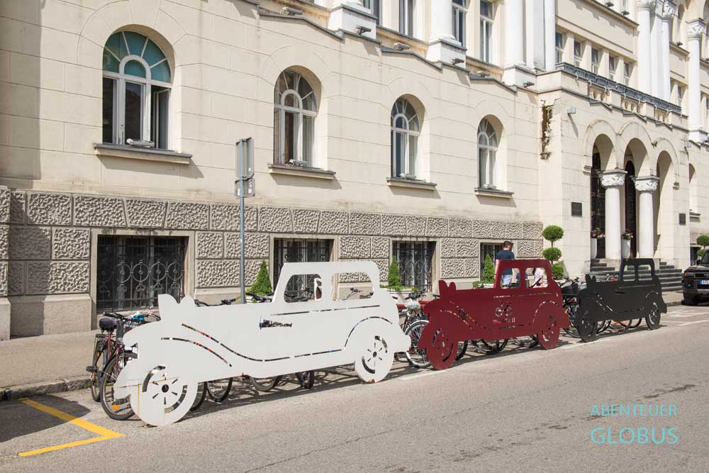 Hübsch dekorierte Fahrradständer mit Oldtimern vor der Stadtverwaltung in Banja Luka