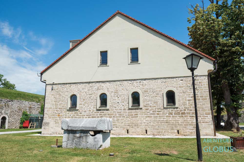 Römischer Sarkophag vor dem Steinhaus mit Museum in der Festung Kastel von Banja Luka