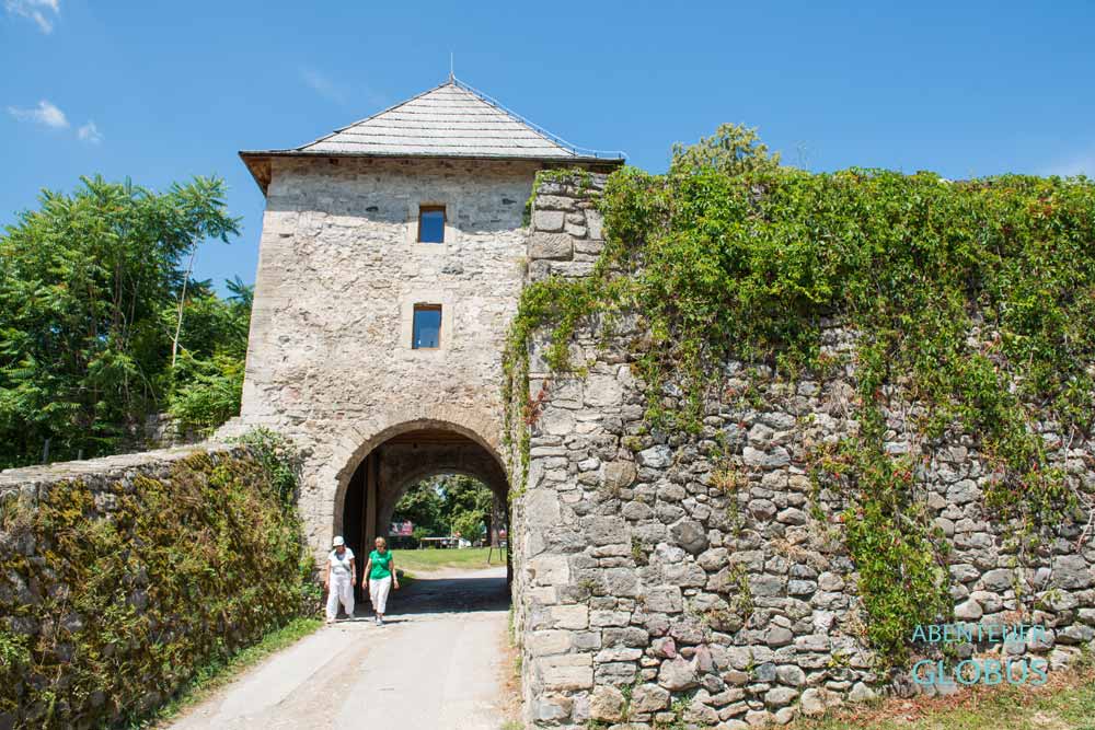 Befestigungsmauern und hinteres Eingangstor der Festung Kastel in Banja Luka