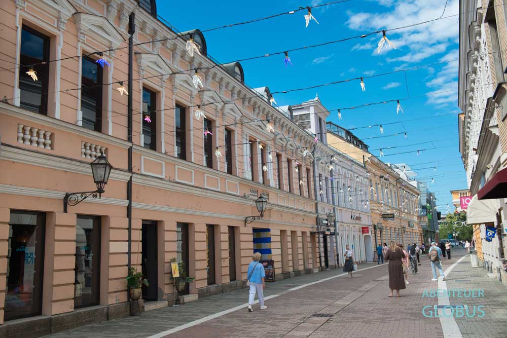 Menschen in der Gospodska Straße (zu Deutsch: Herrengasse oder Herrenstraße, bosnisch: Gospodska ulica) in Banja Luka