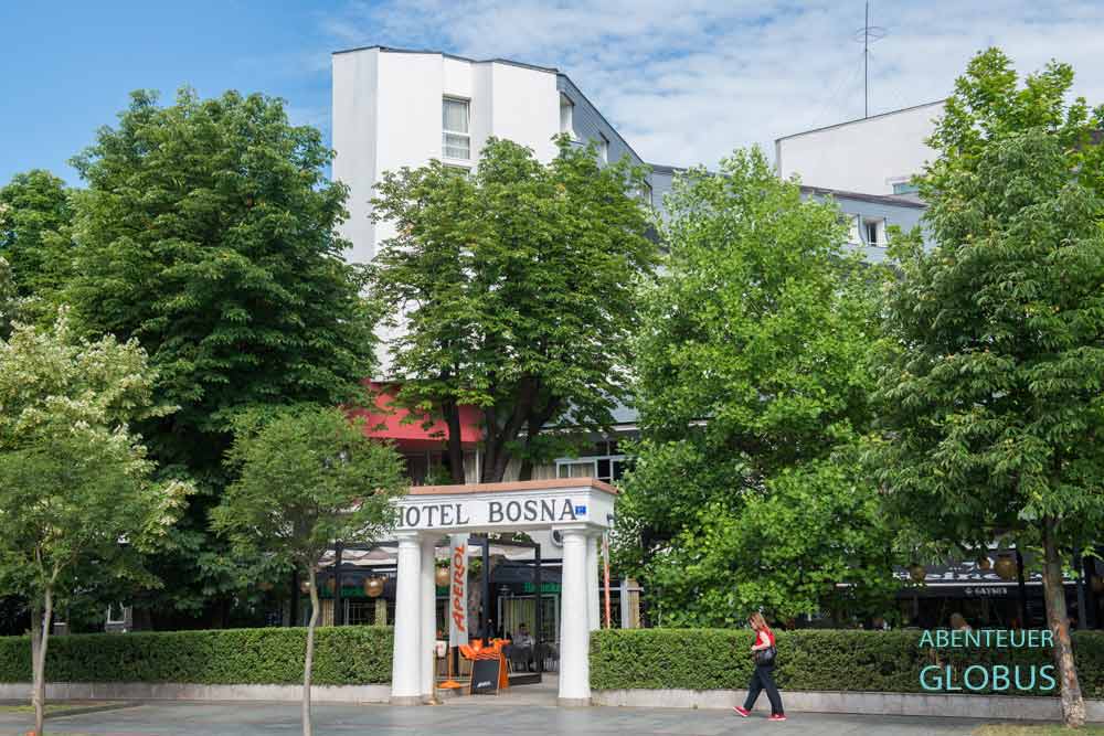 Hotel Bosna in Banja Luka: Das Eingangstor ist vom alten Hotel aus dem Jahr 1885.