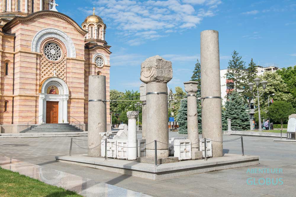 Überreste der Vorgängerkirche und dahinter die heutige Christ-Erlöser-Kathedrale, in Banja Luka, Bosnien-Herzegowina