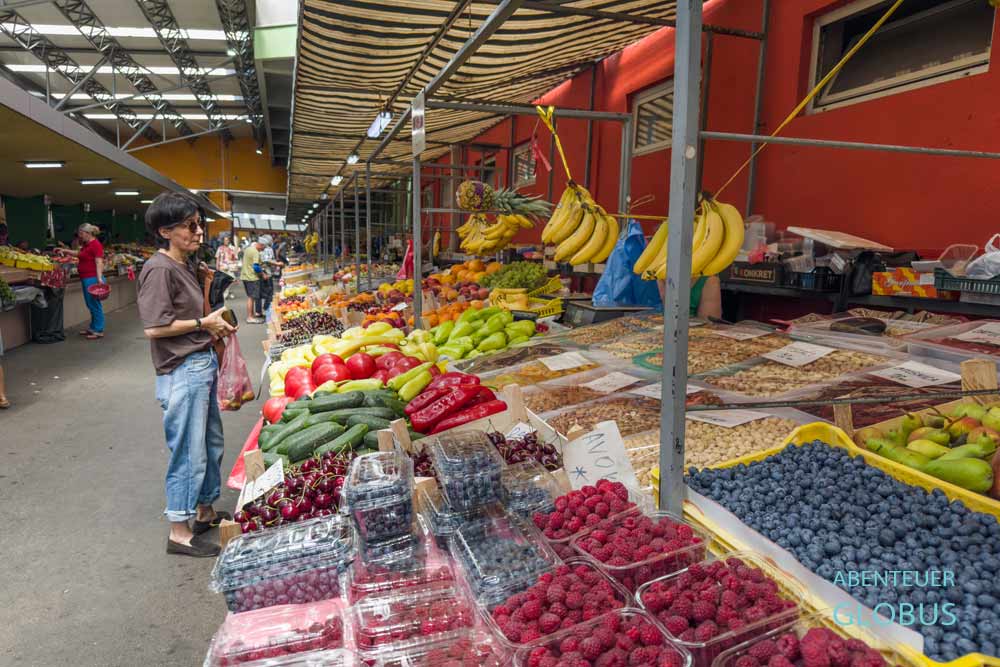 Kundin an einem Obst- und Gemüsestand in der Markthalle bzw. Stadtmarkt Gradska Trznica in Banja Luka
