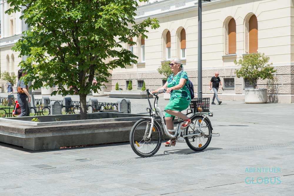 Radfahrerin auf dem Hauptplatz Trg srpskih vladara in Banja Luka