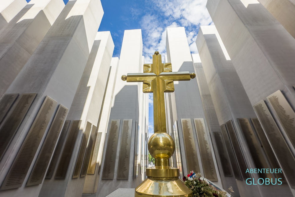 Kreuz und Stelen des Zentralen Denkmal für die gefallenen Soldaten der Republika Srpska in Banja Luka