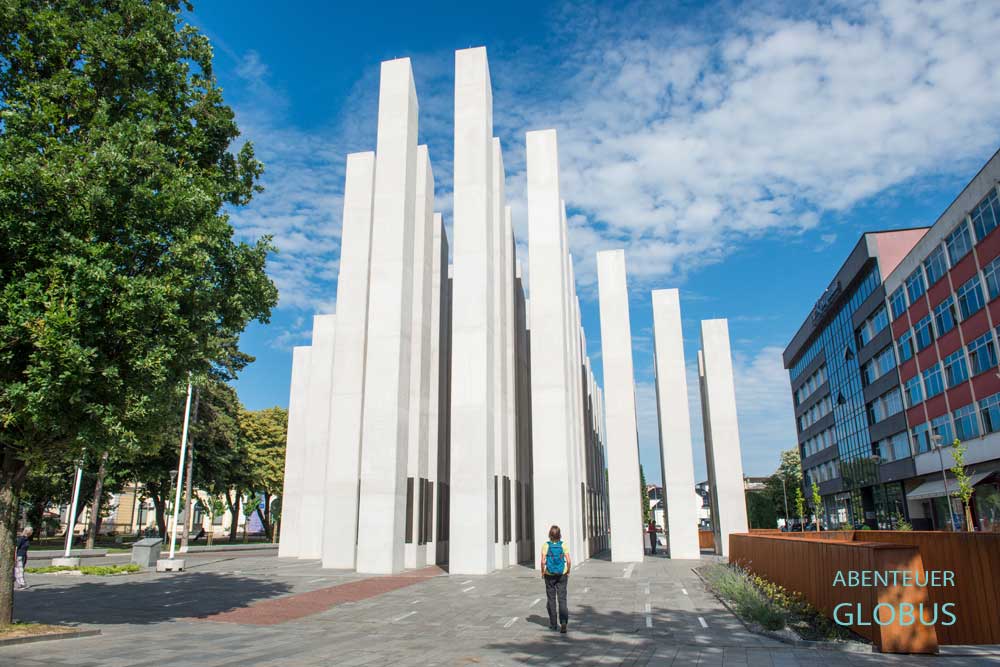 Besucherin vor dem Zentralen Denkmal für die gefallenen Soldaten der Republika Srpska in Banja Luka