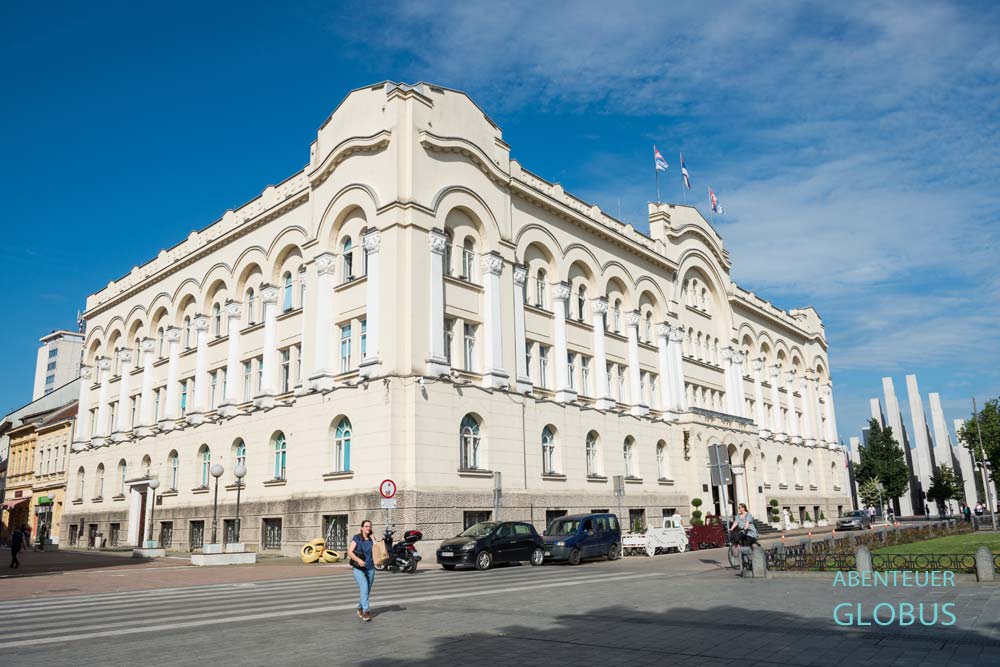 Einheimische vor der Stadtverwaltung am Platz Srpskih Vladara in Banja Luka