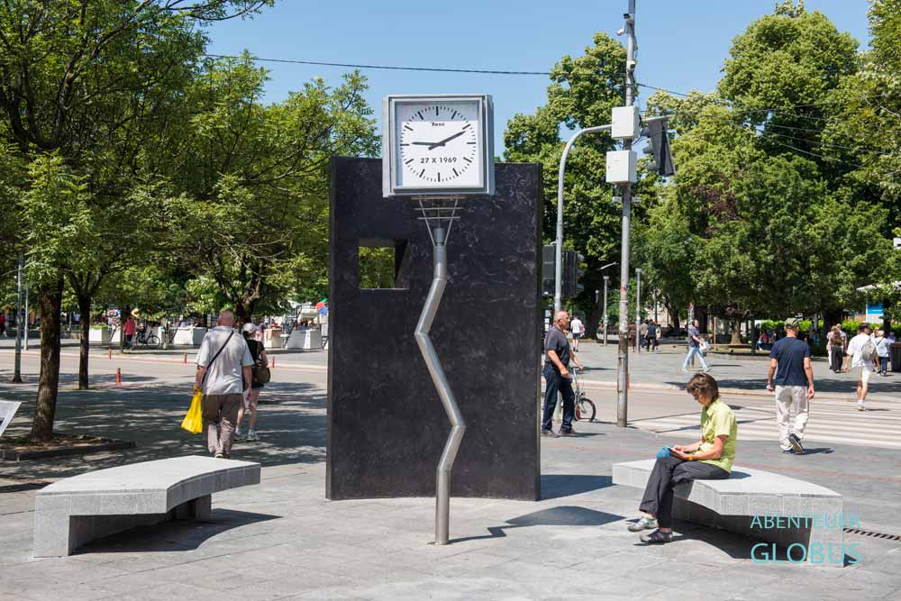 Die schiefe Uhr (Krivi sat) auf dem Krajina-Platz in Banja Luka 