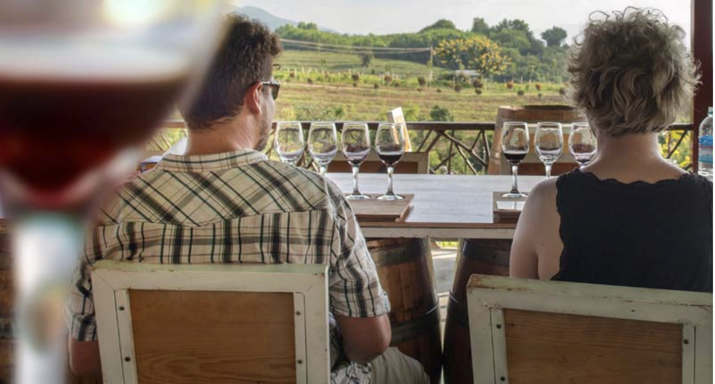 Zwei Gäste beim Wein-Tasting bei Novigrad in Istrien