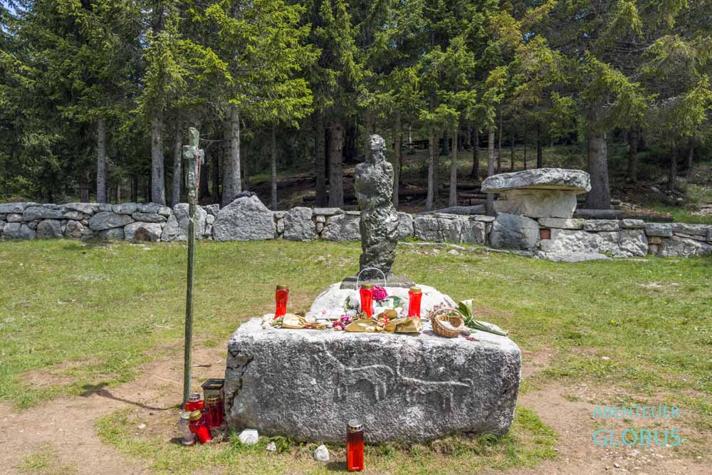 Wallfahrtsort Kedzara mit dem Grab und Denkmal der Katholikin Diva Graboveca mit Kreuz und Stecci mit Grablaternen im Naturpark Blidinje