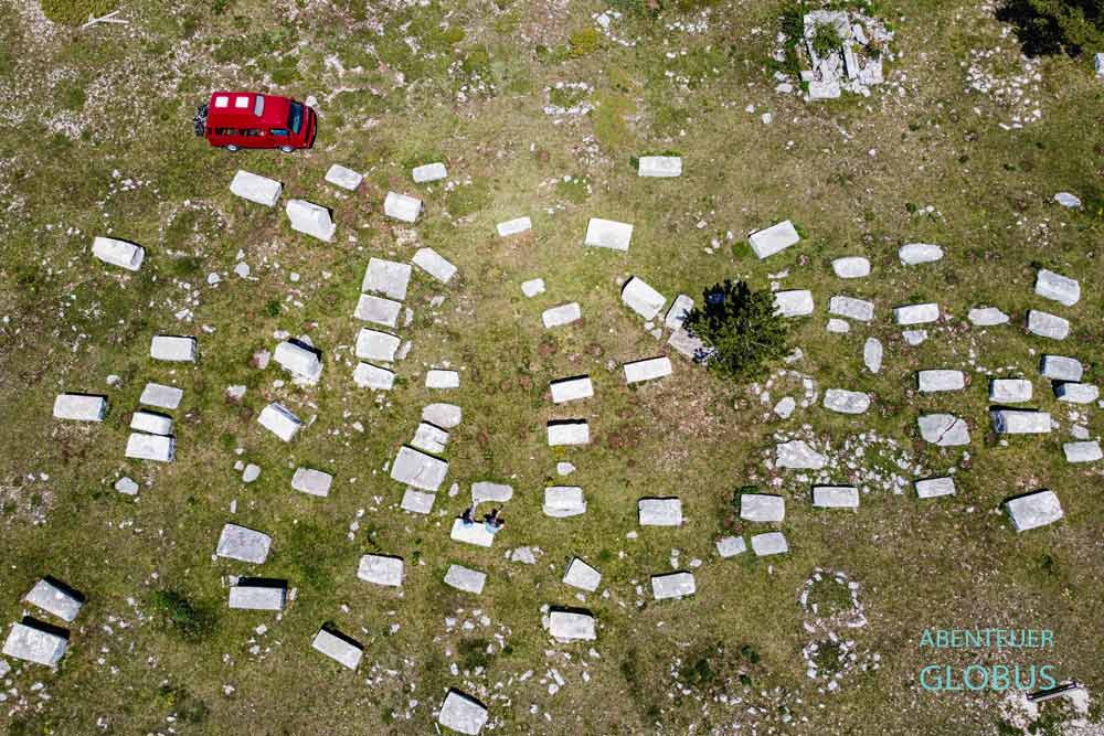 Roter Camper an der Nekropole Dugo Polje (Grabsteine der Bogomilen und UNESCO-Welterbestätte) im Naturpark Blidinje