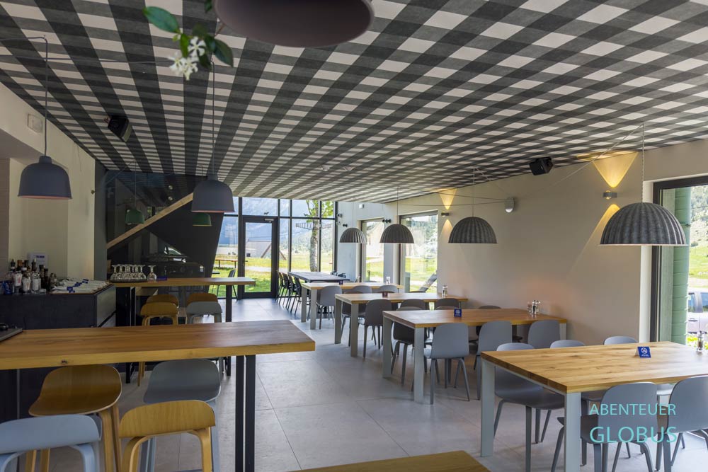 Inneneinrichtung vom Restaurant Jelinak im Dorf Barzonja am Blidinje-See im Naturpark Blidinje