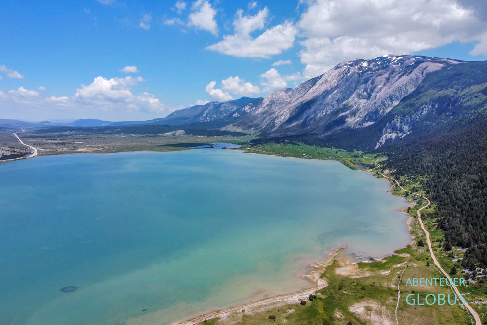 See Blidinje Jezero unterhalb des Gebirges Cvrsnica im Naturpark Blidinje in Bosnien und Herzegowina