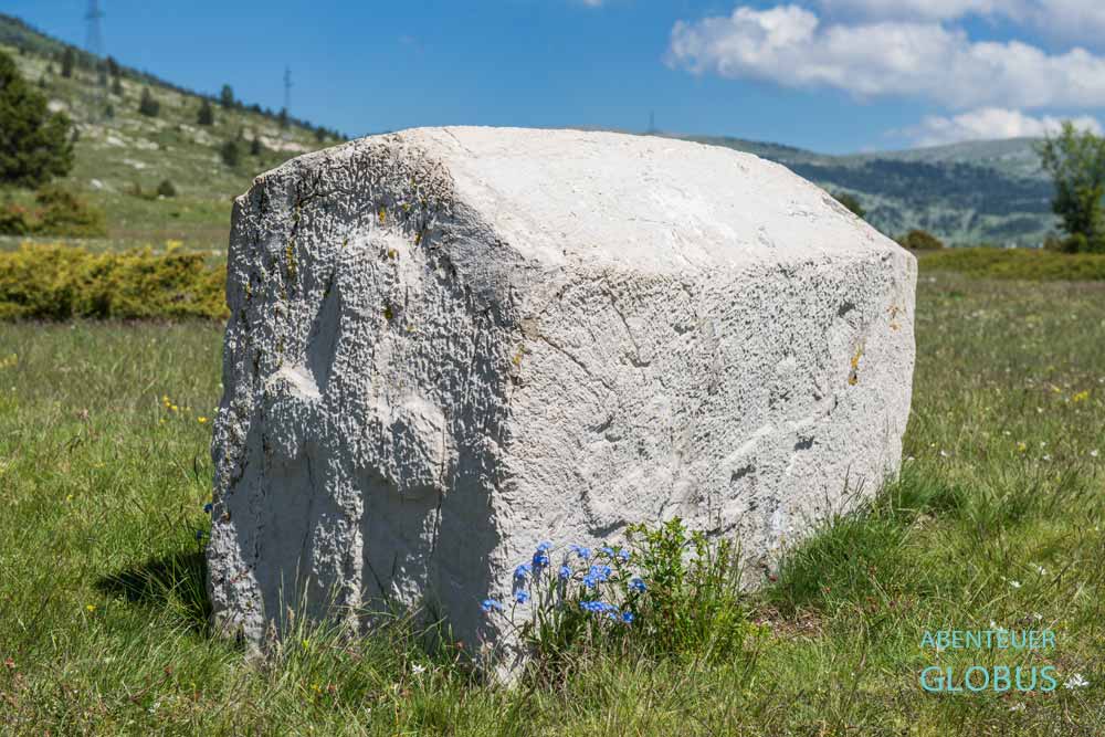 Stecci mit Kreuz in der UNESCO-Weltkulturerbestätte Nekropole Dugo Polje