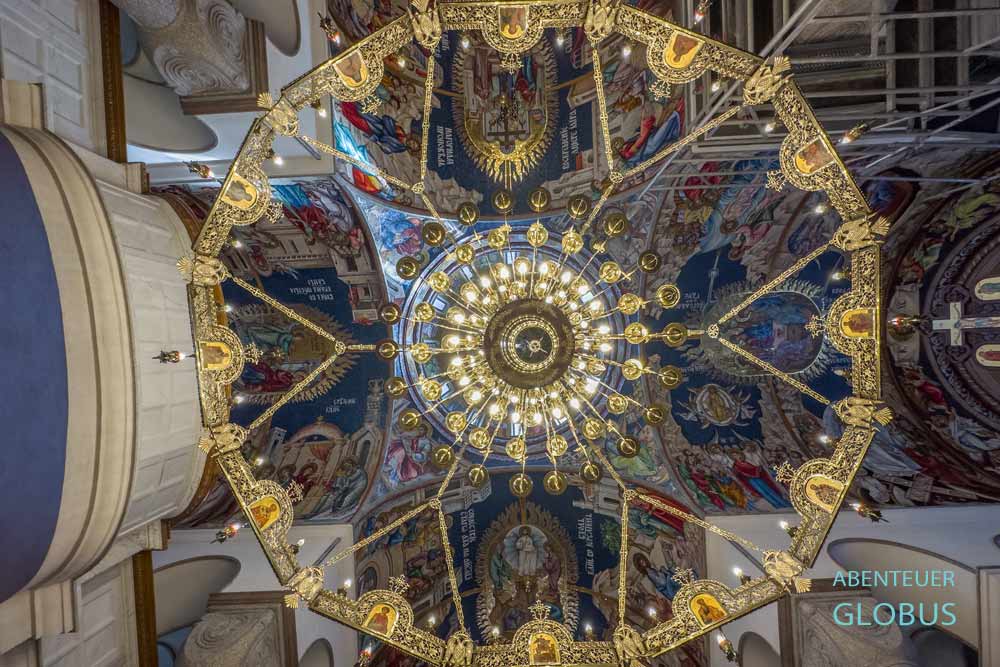 Leuchter und Fresken in der Kuppel der Christ-Erlöser-Kathedrale in Banja Luka
