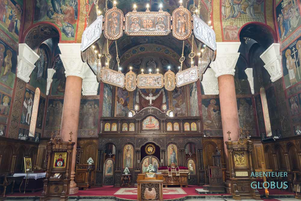 Ikonenwand, Altar, Leuchter und Fresken in der serbisch-orthodoxen Dreifaltigkeitskirche in Banja Luka