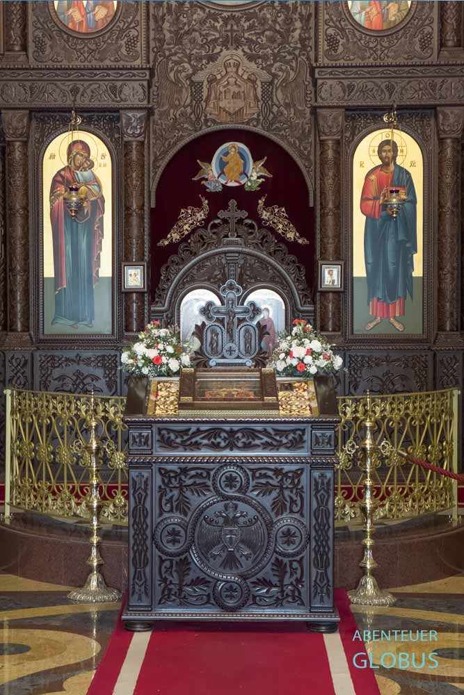 Altar vor der Ikonenwand in der Christ-Erlöser-Kathedrale in Banja Luka