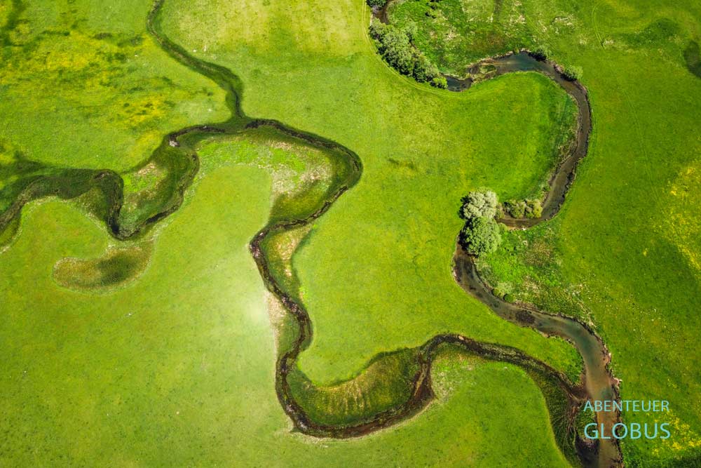Grüne Landschaft mit kurvenreichem Fluss Suica bei Suica, Bosnien und Herzegowina