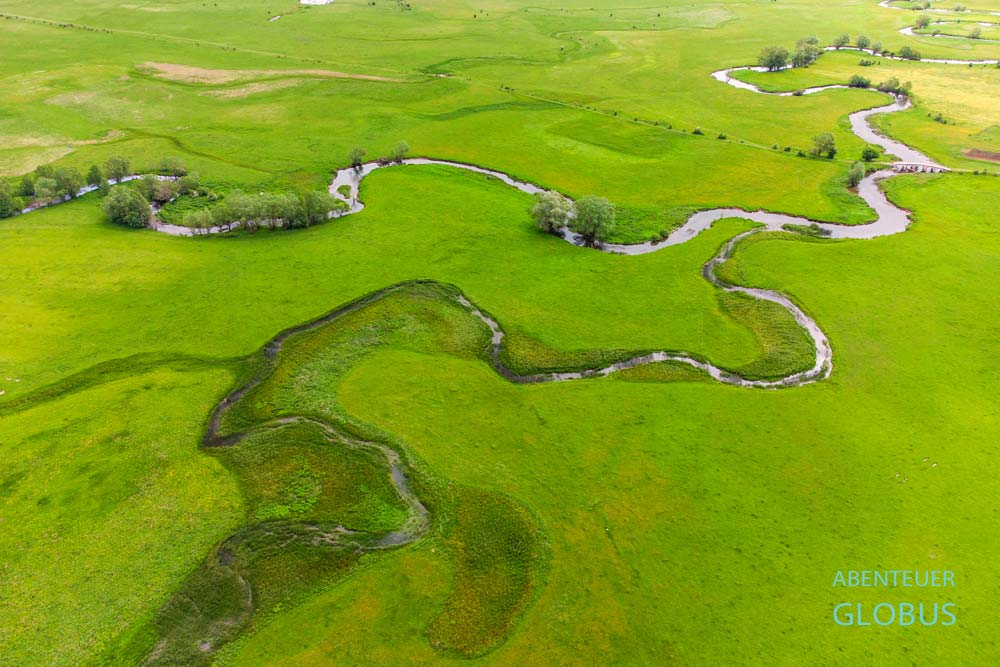 Grüne Landschaft mit kurvenreichem Fluss Suica bei Suica, Bosnien und Herzegowina