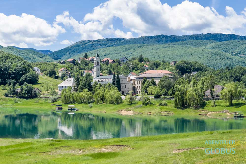 Ramsko Jezero (Rama-See) bei Prozor: Blick auf das berühmte Franziskanerkloster Rama-Scit 