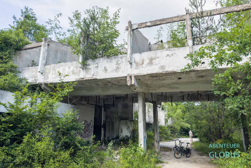Vom Bäumen und Büschen bewachsene Hotelruine nahe dem Großen Pliva-See