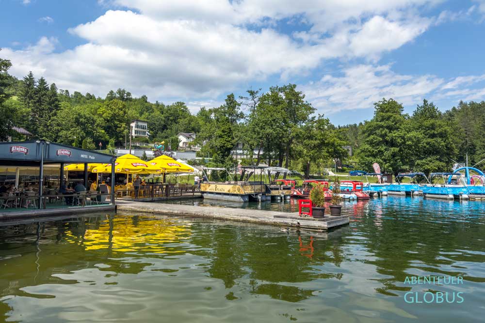 Freisitz des Restaurants Plaza, Stege und Boote am Großen Pliva See in Jajce
