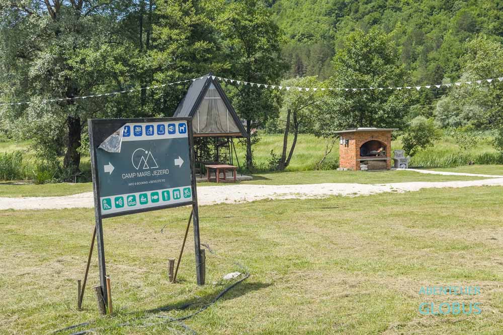 Schild, Hochzelt und Grillstelle im Camp Mars Jezero am Dol-See im Dorf Jezero nahe Jajce