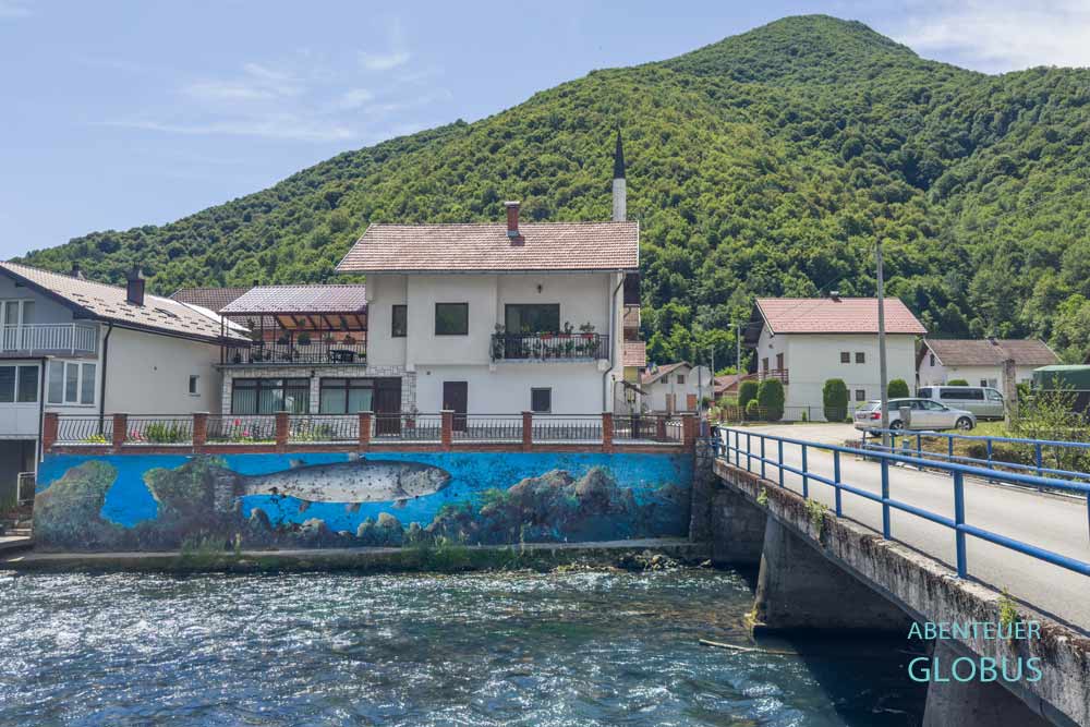 Brücke über den Fluss Pliva im Dorfzentrum von Jezero bei Jajce, Bosnien und Herzegowina
