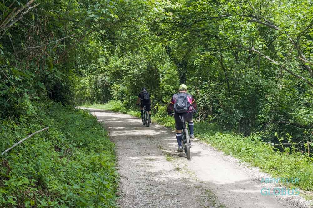 Zwei Fahrradfahrer auf der unbefestigten Straße zum Dol-See