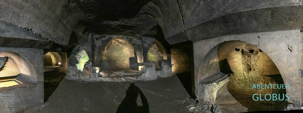 Nischen der unterirdischen Kirche in der ersten Ebene der Katakomben aus dem 14./15. Jahrhundert in Jajce
