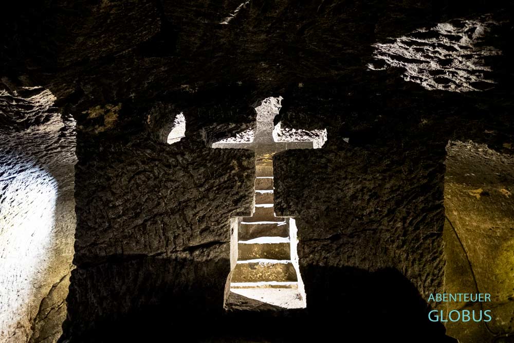 Aus dem Fels gehauenes Kreuz in der Krypta der unterirdischen Kirche in den Katakomben von Jajce