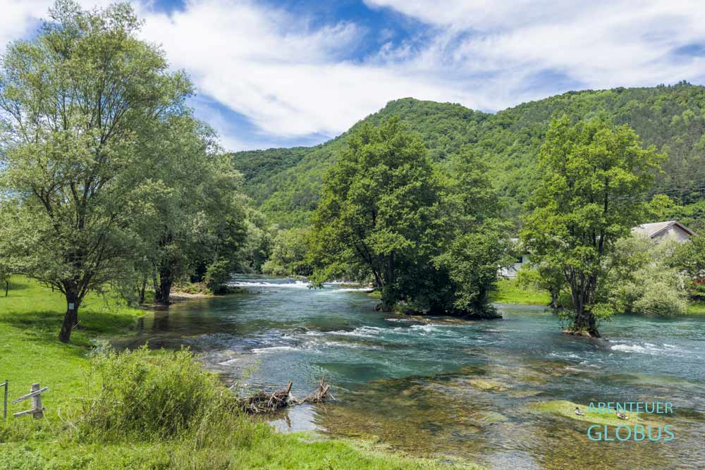 Kaskaden vom Wasserfall Brig im Fluss Pliva im Dorf Jezero in der Nähe von Jajce