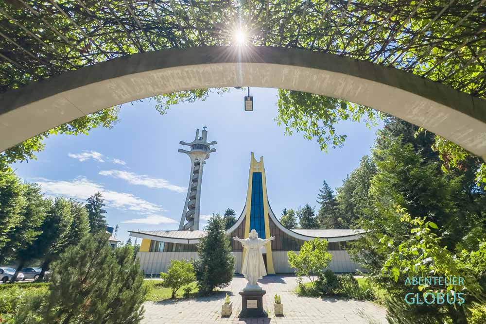 Kathedrale St. Bonaventura mit Glockenturm und Statue in Banja Luka