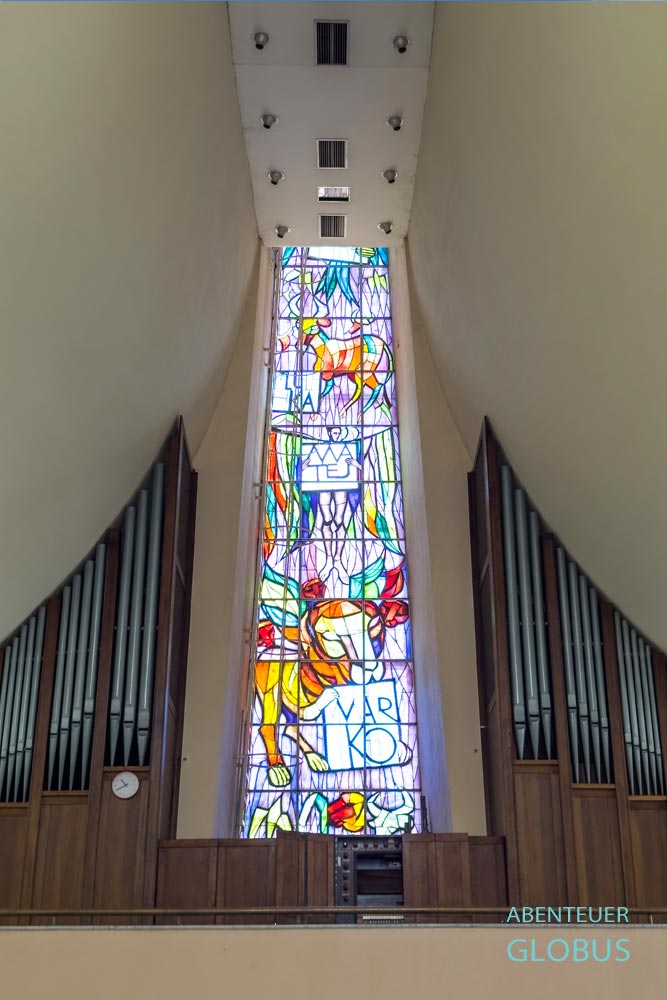 Buntglasfenster zwischen der Orgel in der Kathedrale des Heiligen Bonaventura in Banja Luka, Bosnien und Herzegowina